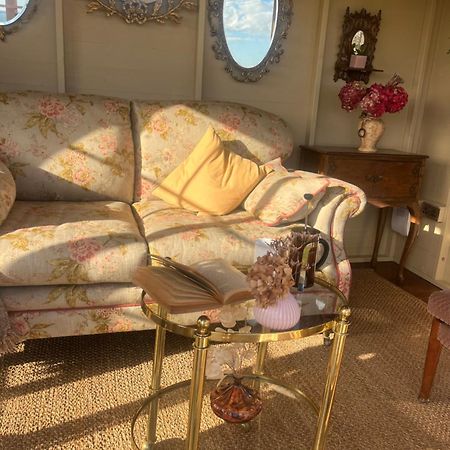 The Pink Cottage Upstairs Suite & Garden Summer Room Whitehead ภายนอก รูปภาพ