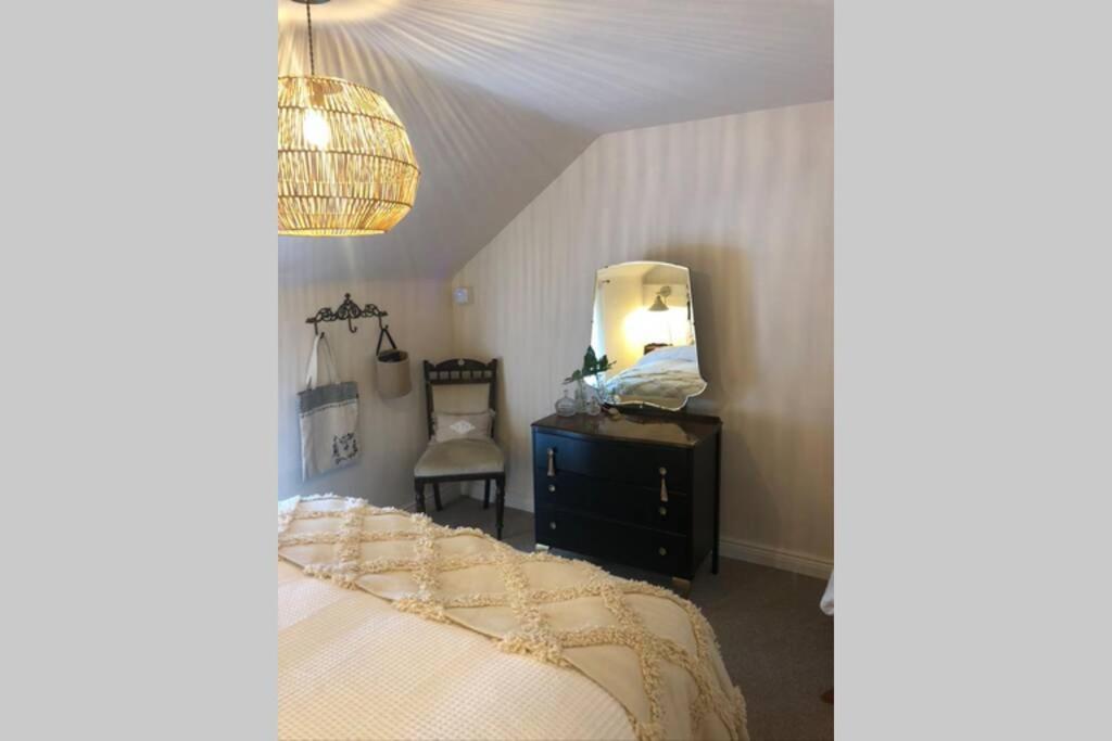 The Pink Cottage Upstairs Suite & Garden Summer Room Whitehead ภายนอก รูปภาพ