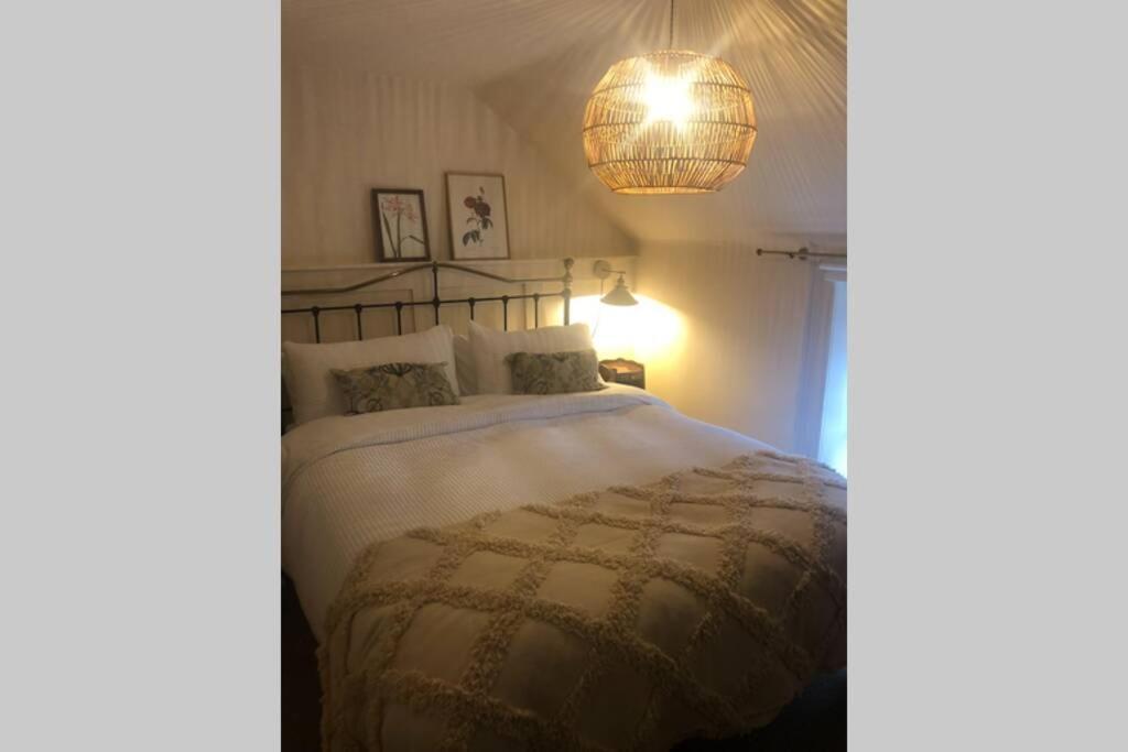 The Pink Cottage Upstairs Suite & Garden Summer Room Whitehead ภายนอก รูปภาพ