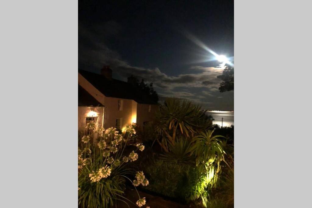 The Pink Cottage Upstairs Suite & Garden Summer Room Whitehead ภายนอก รูปภาพ