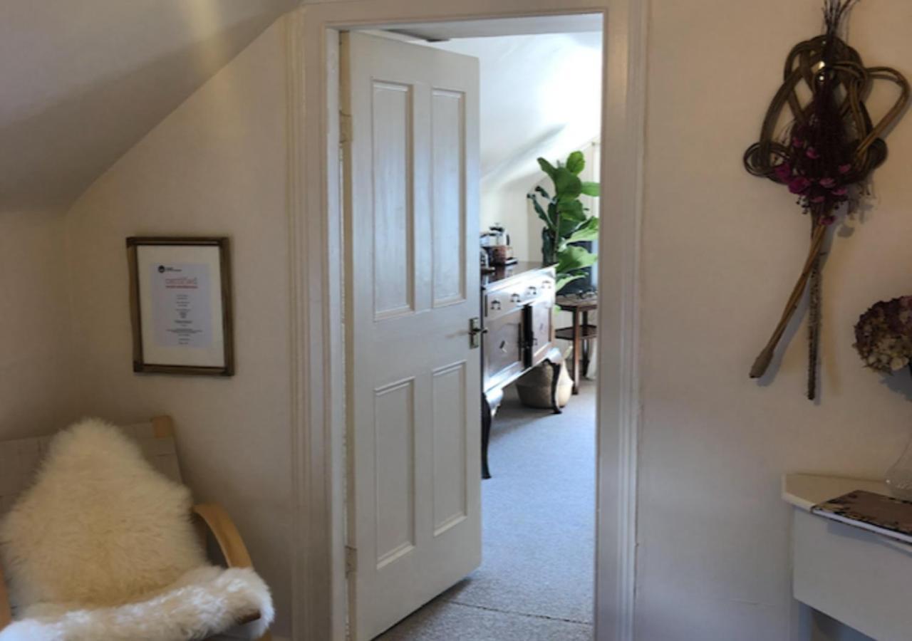 The Pink Cottage Upstairs Suite & Garden Summer Room Whitehead ภายนอก รูปภาพ