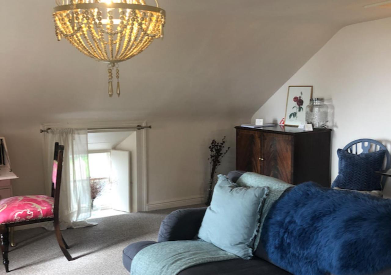 The Pink Cottage Upstairs Suite & Garden Summer Room Whitehead ภายนอก รูปภาพ