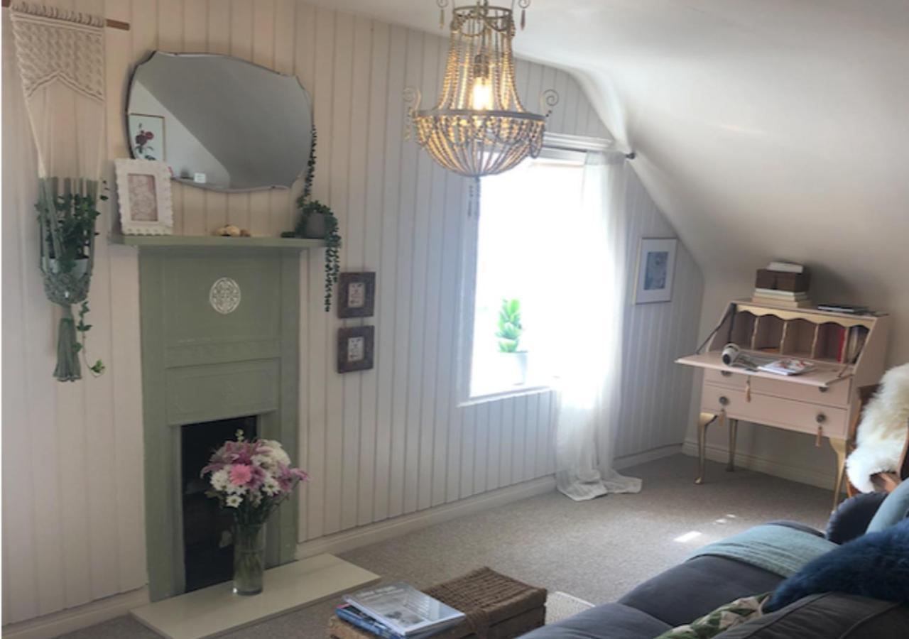 The Pink Cottage Upstairs Suite & Garden Summer Room Whitehead ภายนอก รูปภาพ