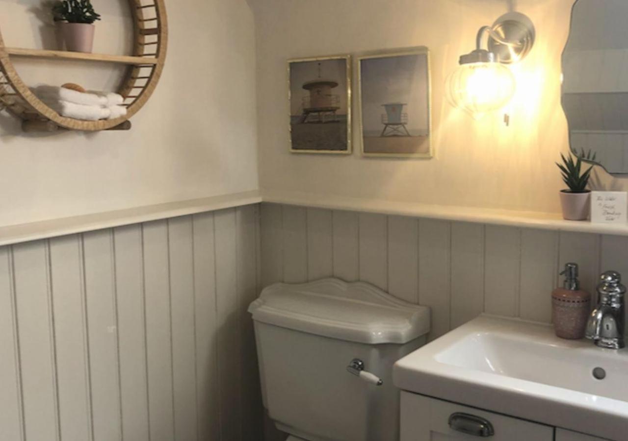The Pink Cottage Upstairs Suite & Garden Summer Room Whitehead ภายนอก รูปภาพ