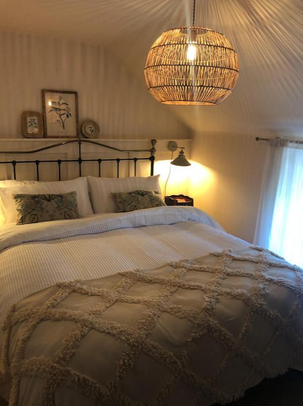 The Pink Cottage Upstairs Suite & Garden Summer Room Whitehead ภายนอก รูปภาพ