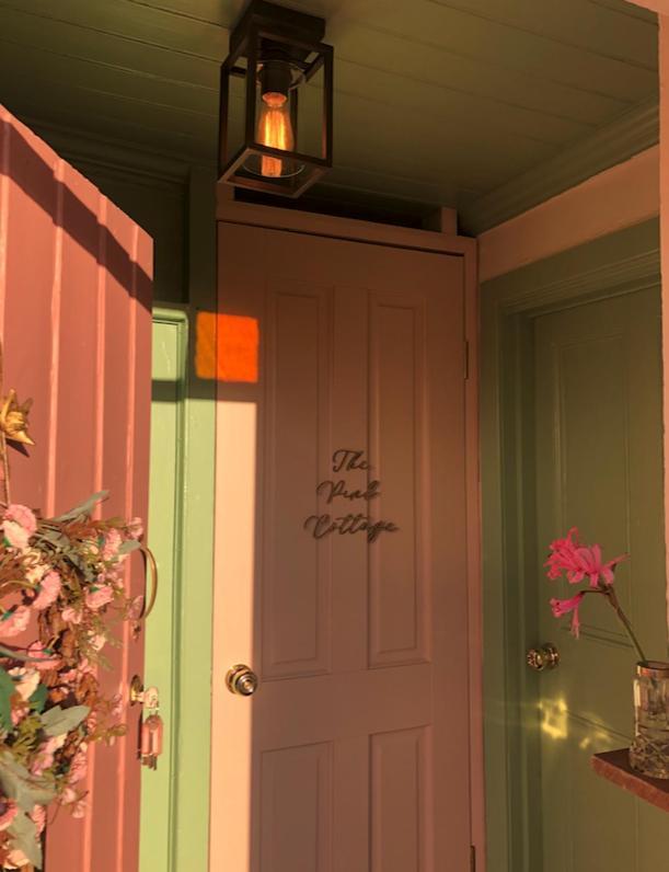 The Pink Cottage Upstairs Suite & Garden Summer Room Whitehead ภายนอก รูปภาพ
