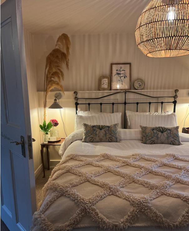 The Pink Cottage Upstairs Suite & Garden Summer Room Whitehead ภายนอก รูปภาพ