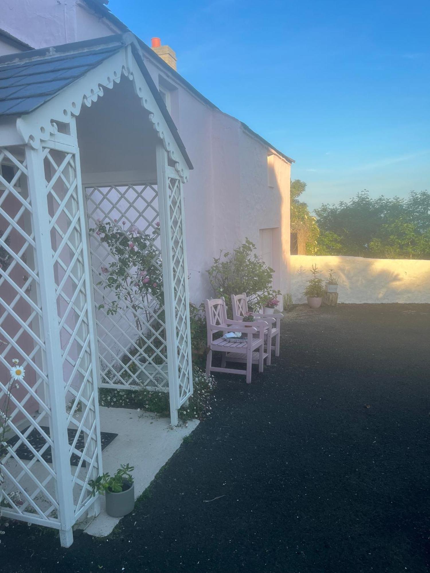 The Pink Cottage Upstairs Suite & Garden Summer Room Whitehead ภายนอก รูปภาพ
