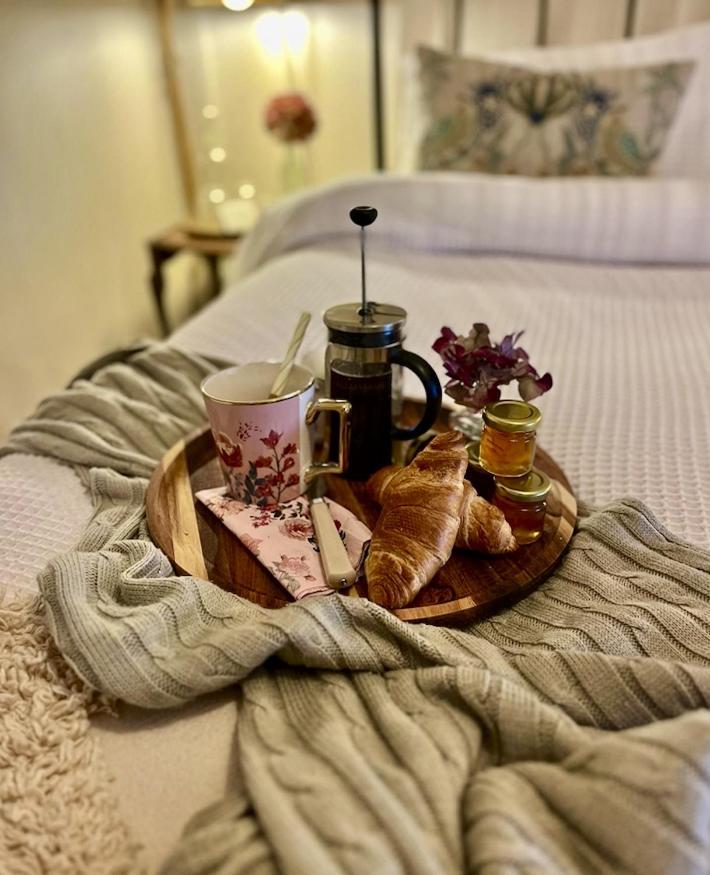 The Pink Cottage Upstairs Suite & Garden Summer Room Whitehead ภายนอก รูปภาพ