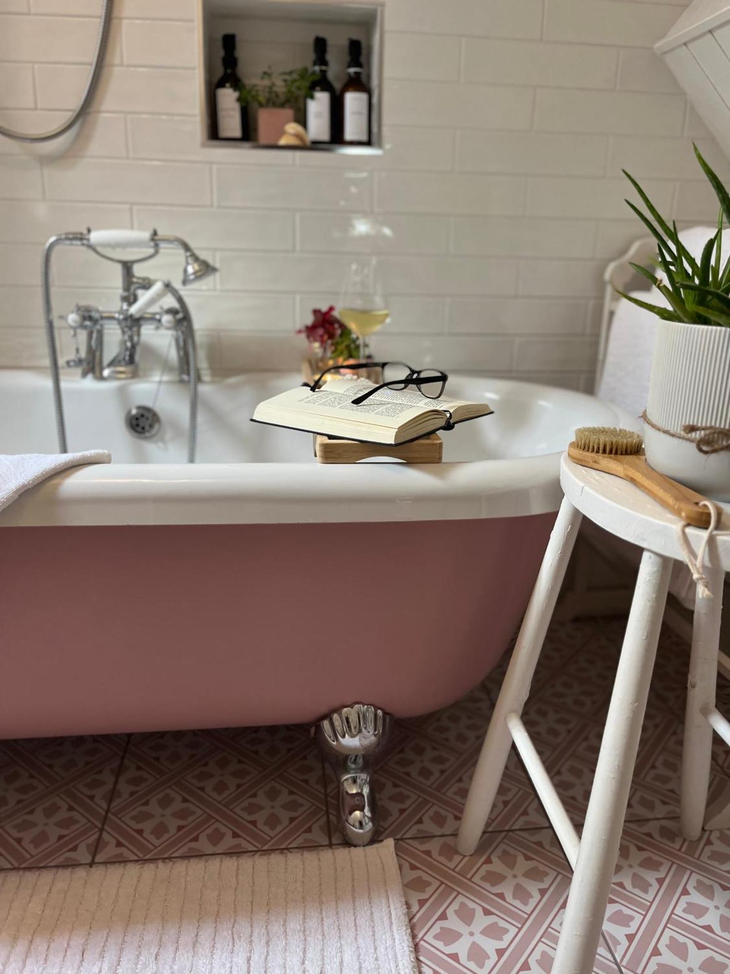 The Pink Cottage Upstairs Suite & Garden Summer Room Whitehead ภายนอก รูปภาพ