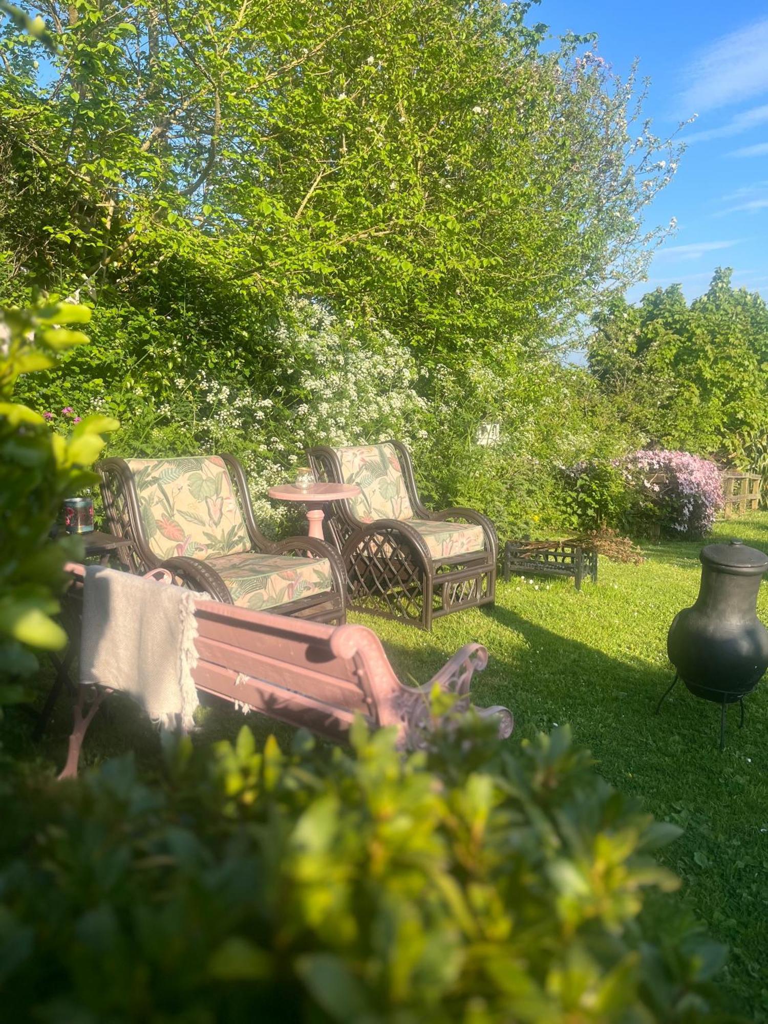 The Pink Cottage Upstairs Suite & Garden Summer Room Whitehead ภายนอก รูปภาพ
