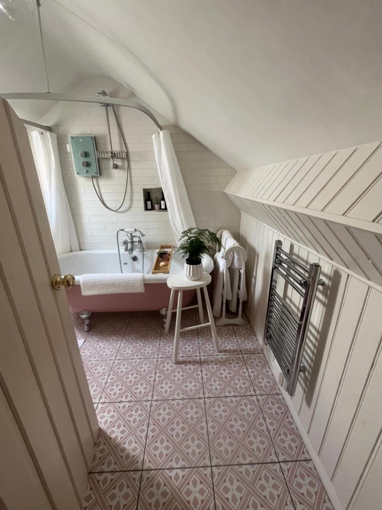 The Pink Cottage Upstairs Suite & Garden Summer Room Whitehead ภายนอก รูปภาพ