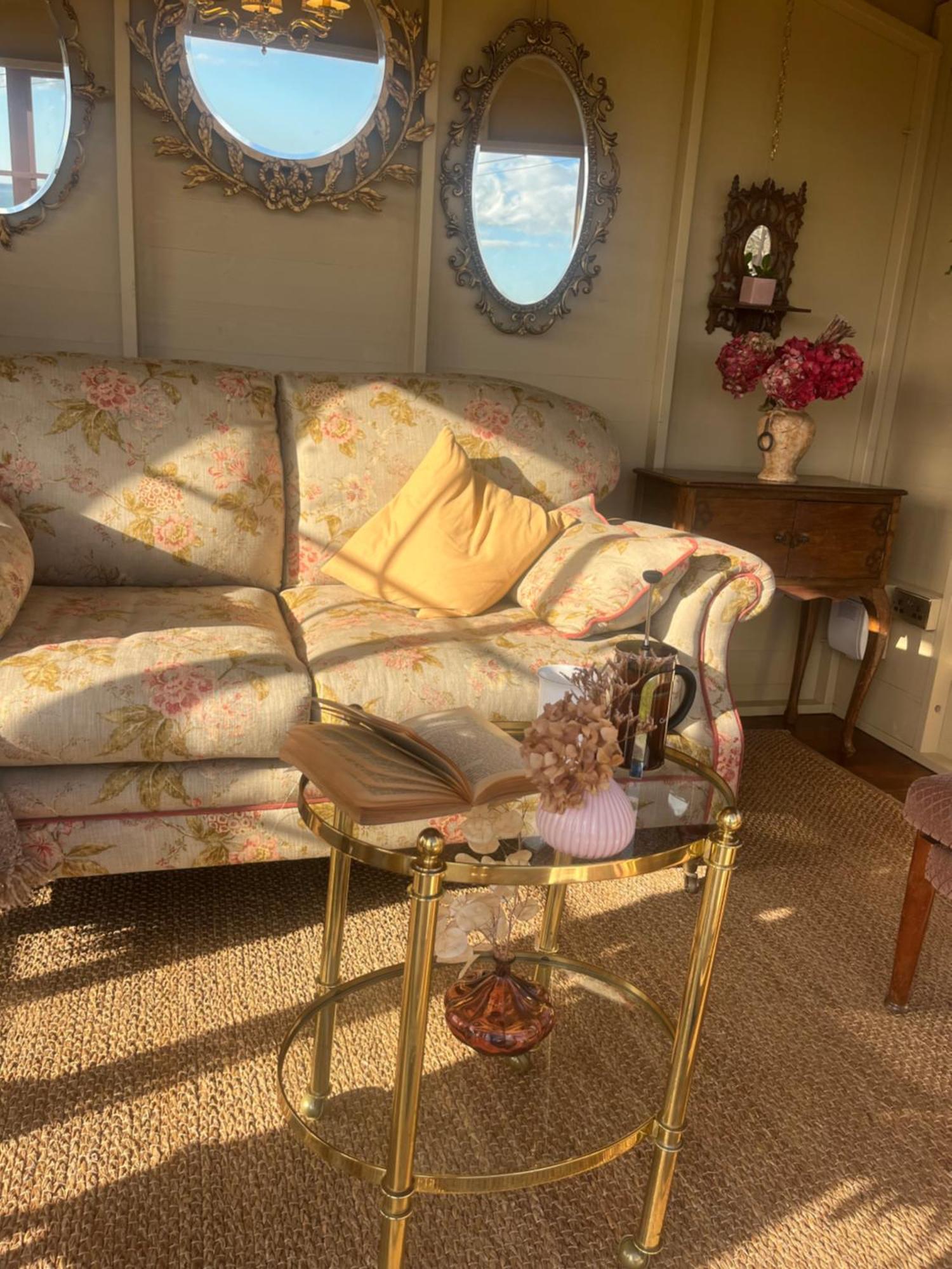 The Pink Cottage Upstairs Suite & Garden Summer Room Whitehead ภายนอก รูปภาพ