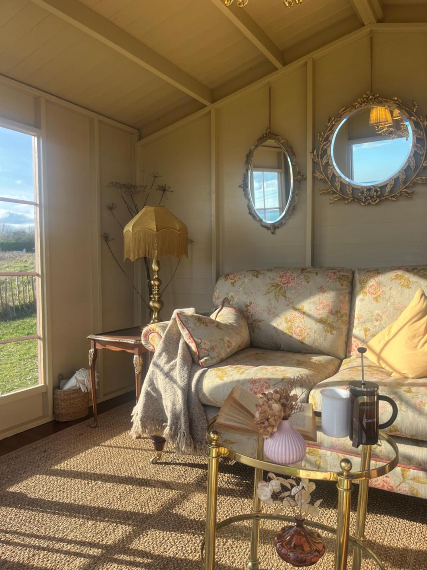 The Pink Cottage Upstairs Suite & Garden Summer Room Whitehead ภายนอก รูปภาพ