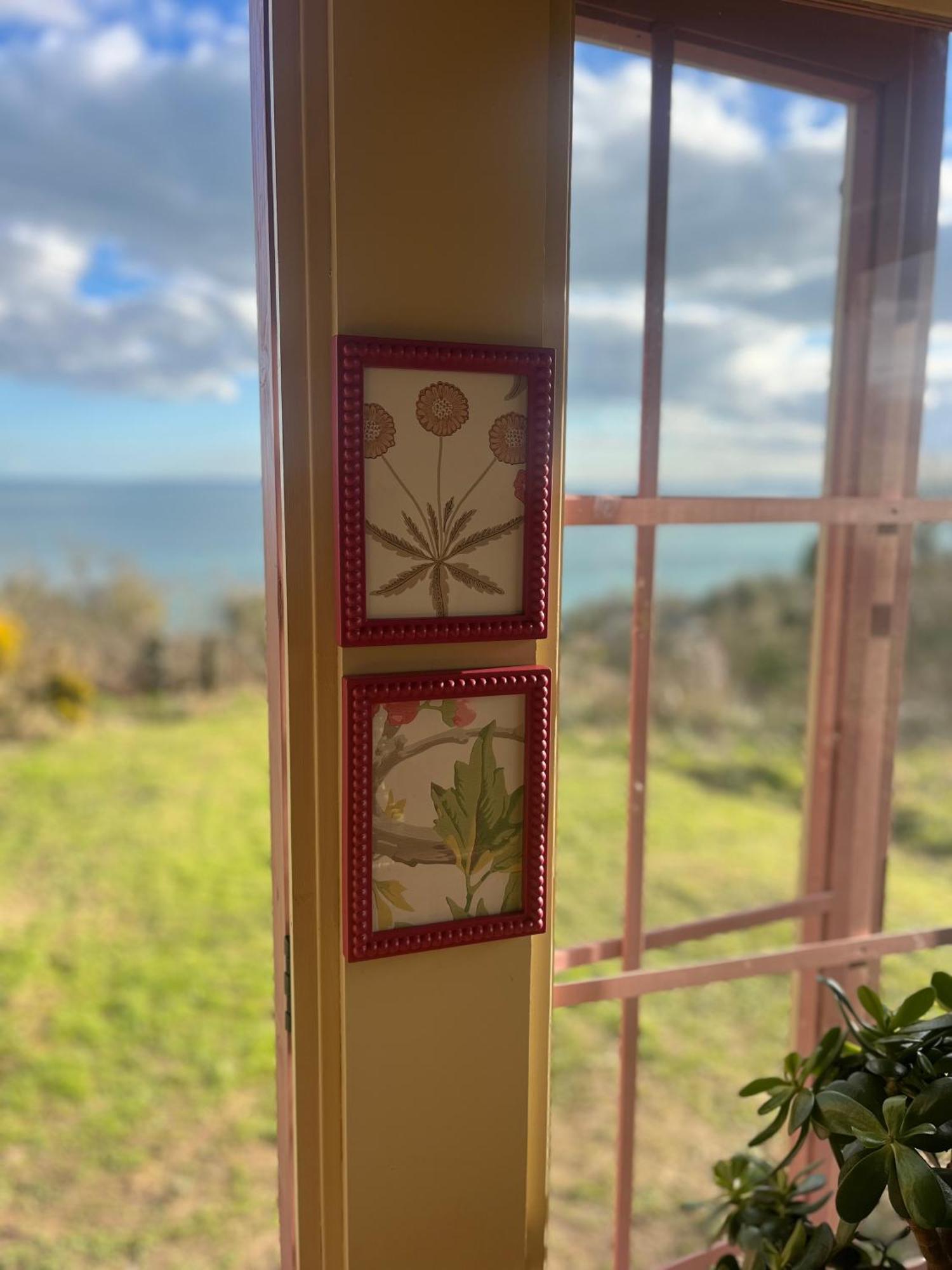 The Pink Cottage Upstairs Suite & Garden Summer Room Whitehead ภายนอก รูปภาพ