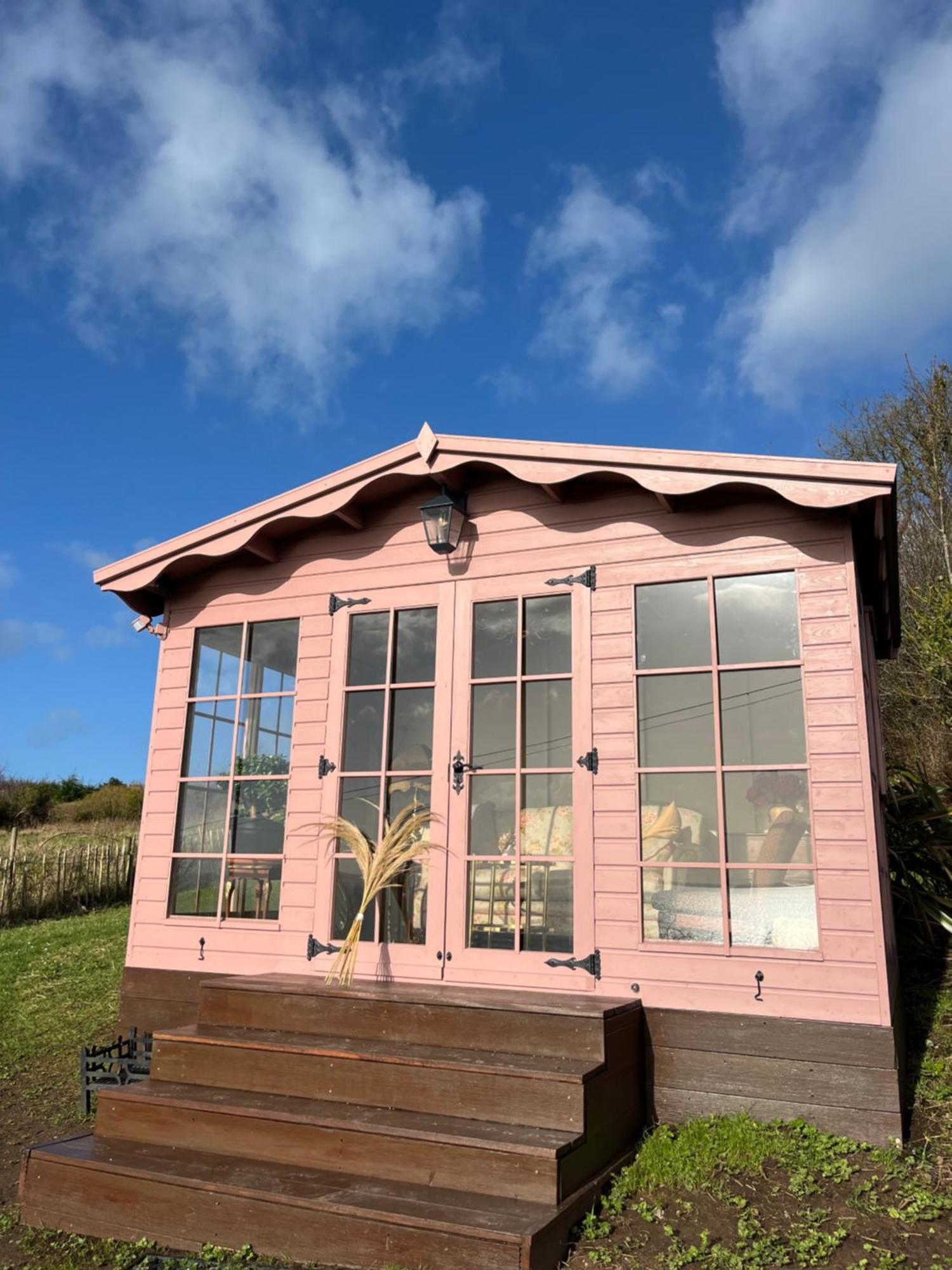 The Pink Cottage Upstairs Suite & Garden Summer Room Whitehead ภายนอก รูปภาพ