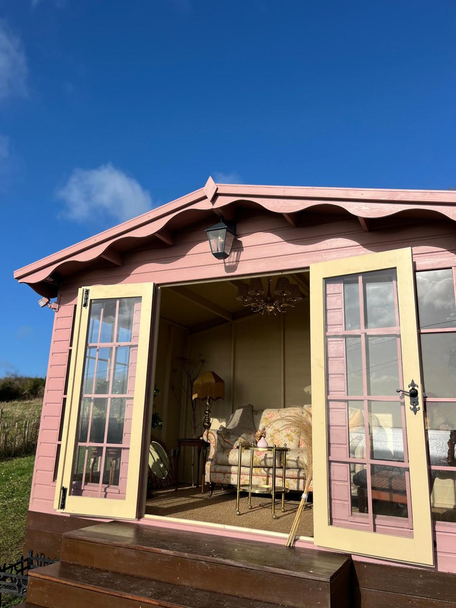 The Pink Cottage Upstairs Suite & Garden Summer Room Whitehead ภายนอก รูปภาพ