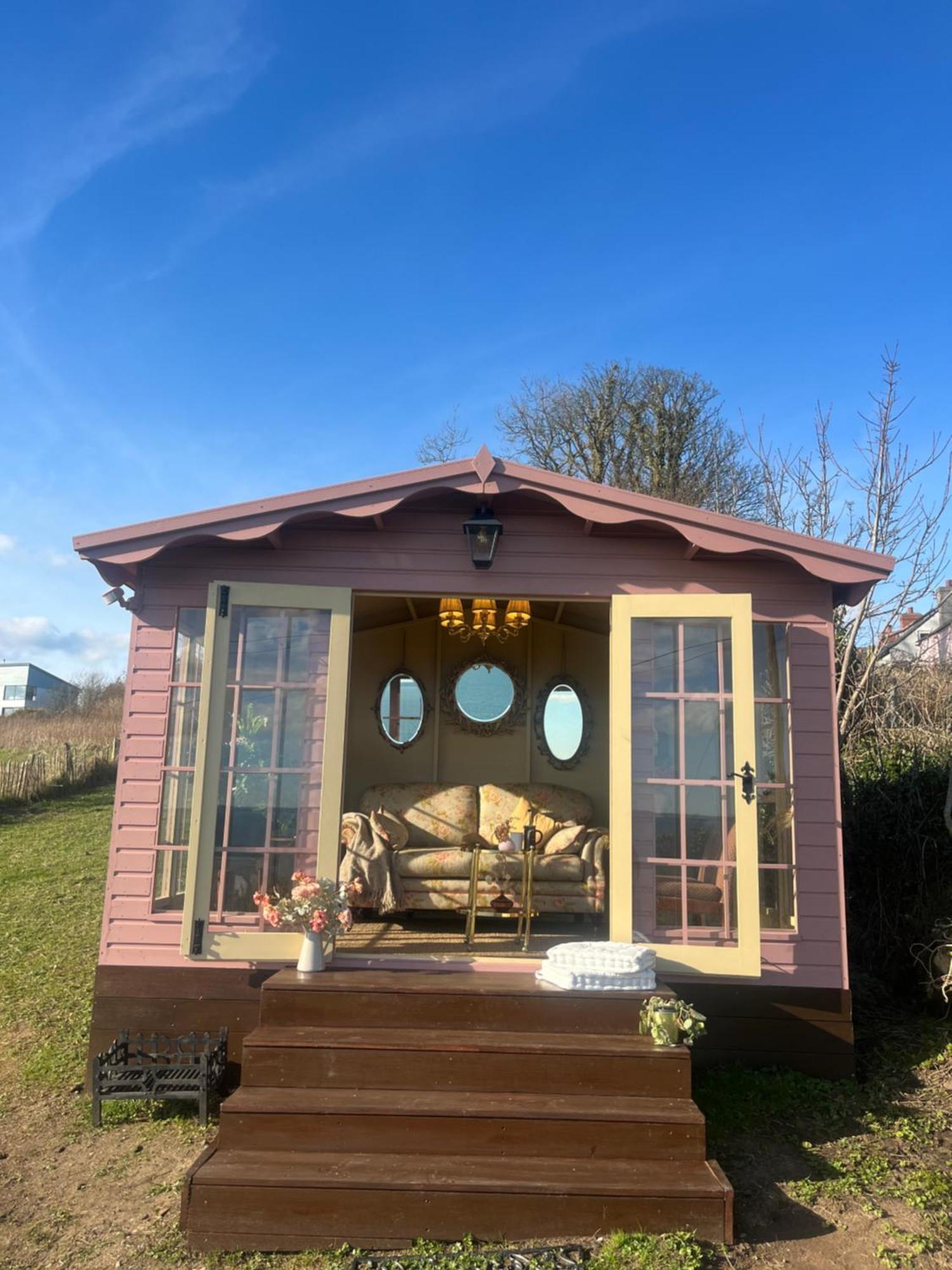 The Pink Cottage Upstairs Suite & Garden Summer Room Whitehead ภายนอก รูปภาพ
